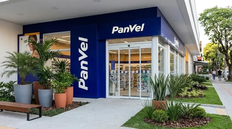 Fachada de uma loja Panvel com vasos e canteiros